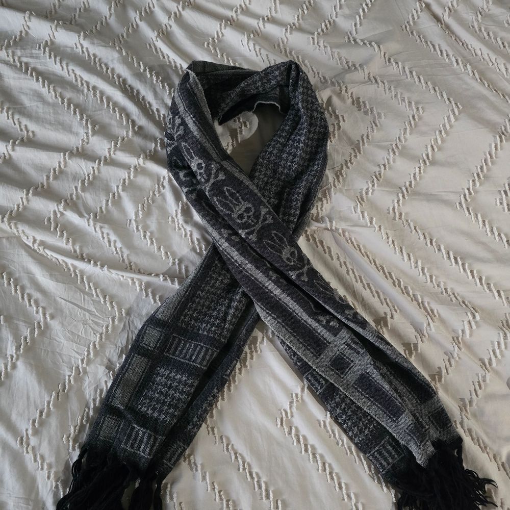 Psycho Bunny Black and Gray Patterned Scarf